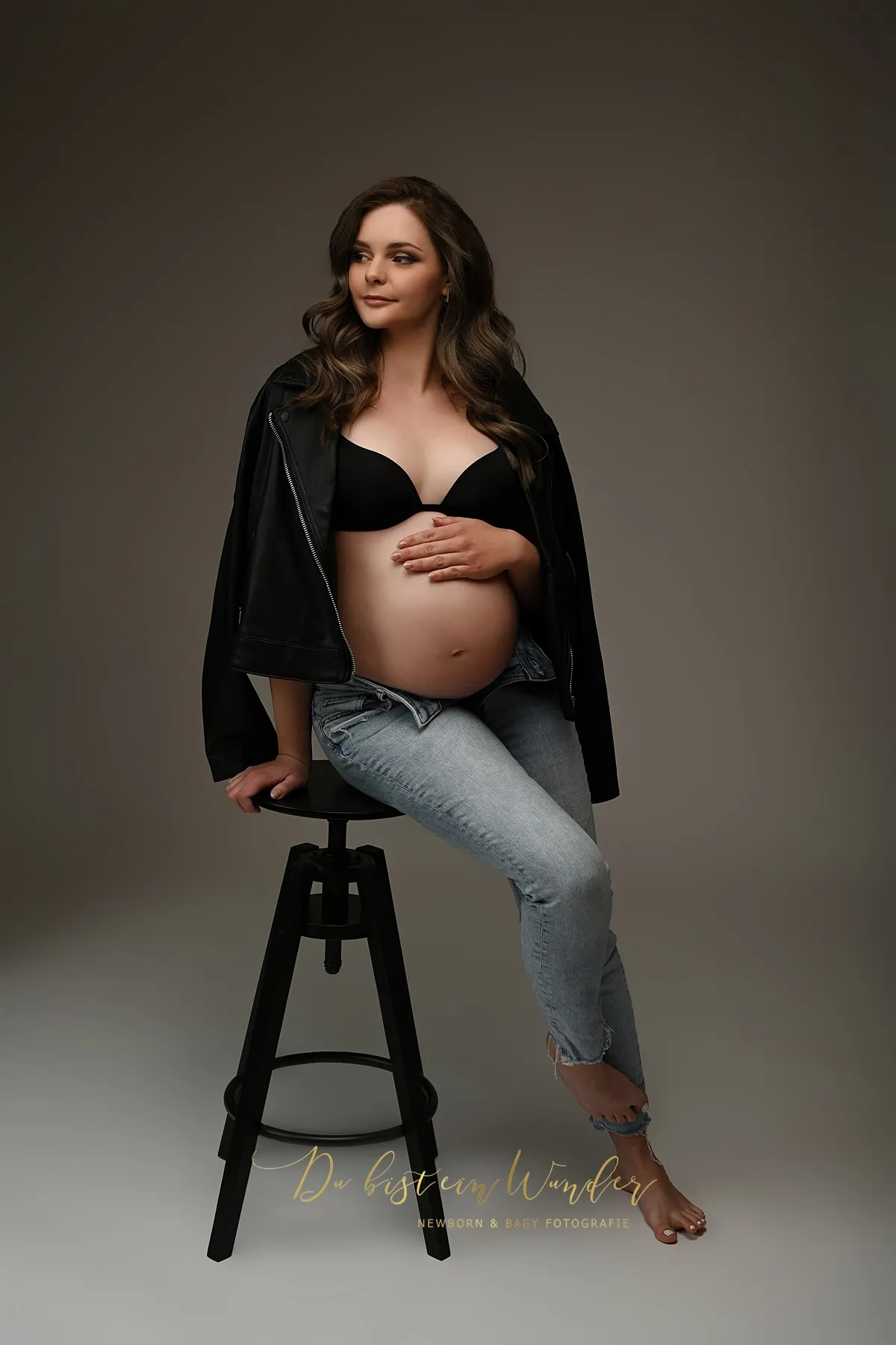 Babybauch Shooting in der Heide im beigen Kleid bei Gegenlicht
