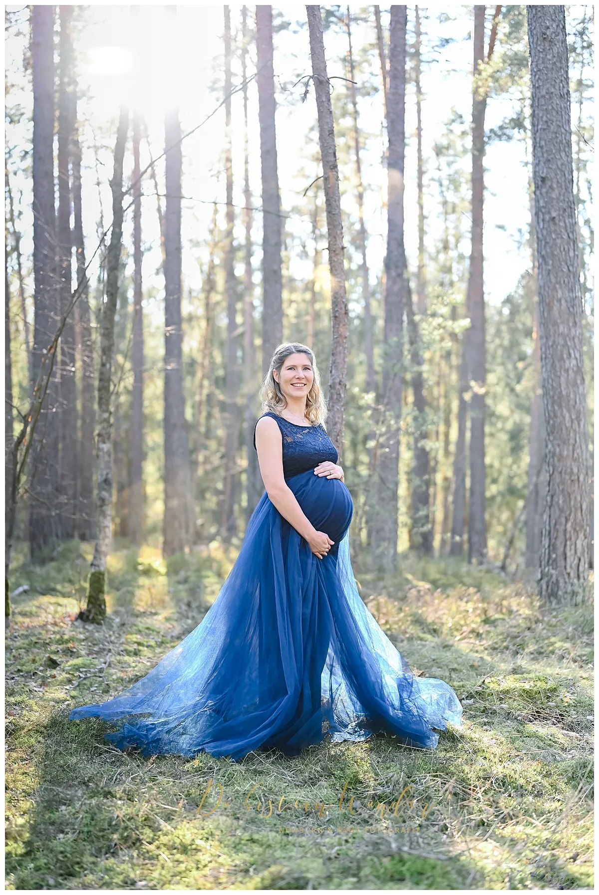 Inniges Outdoor-Portrait im lila Kleid im Wald