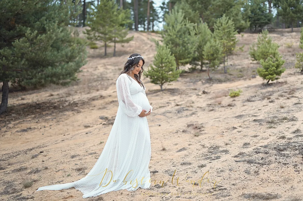 Babybauch Shooting auf der Sanddüne im weißen Kleid mit Haarschmuck