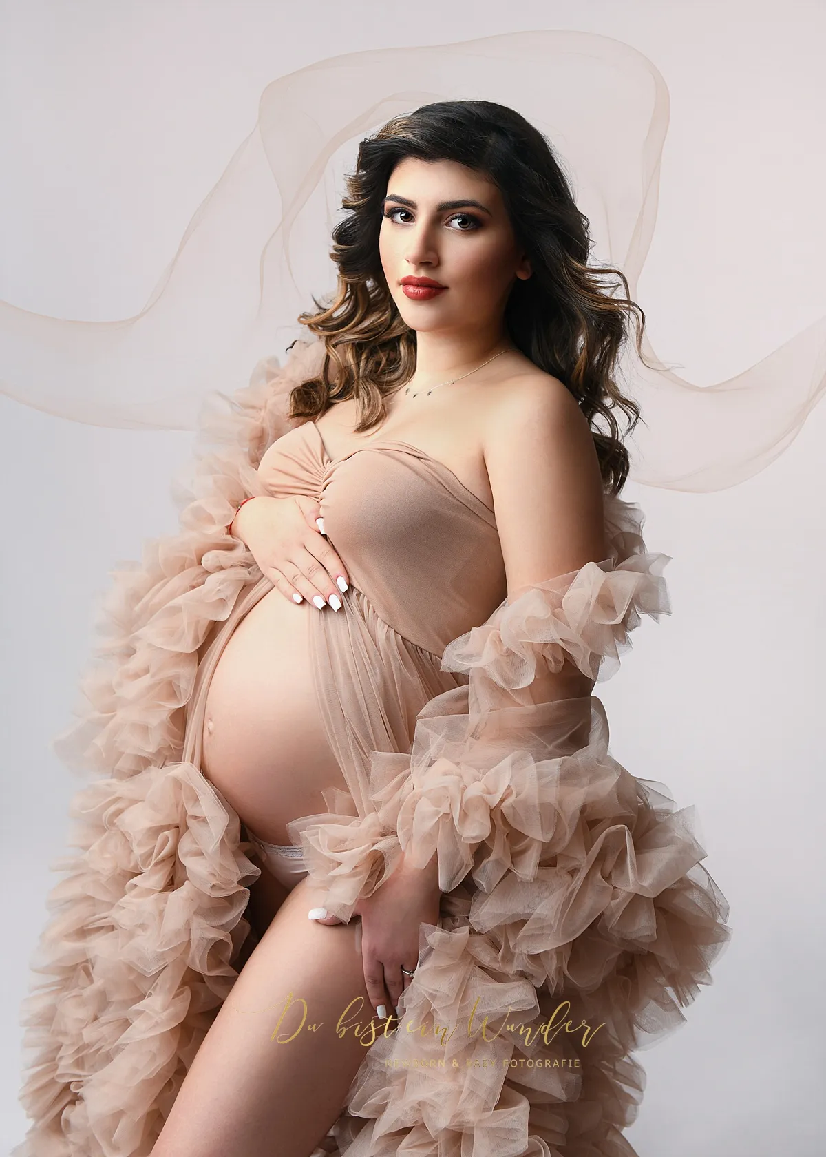 Helles Babybauch Portrait im beigen Rüschenkleid mit Stoffeffekt