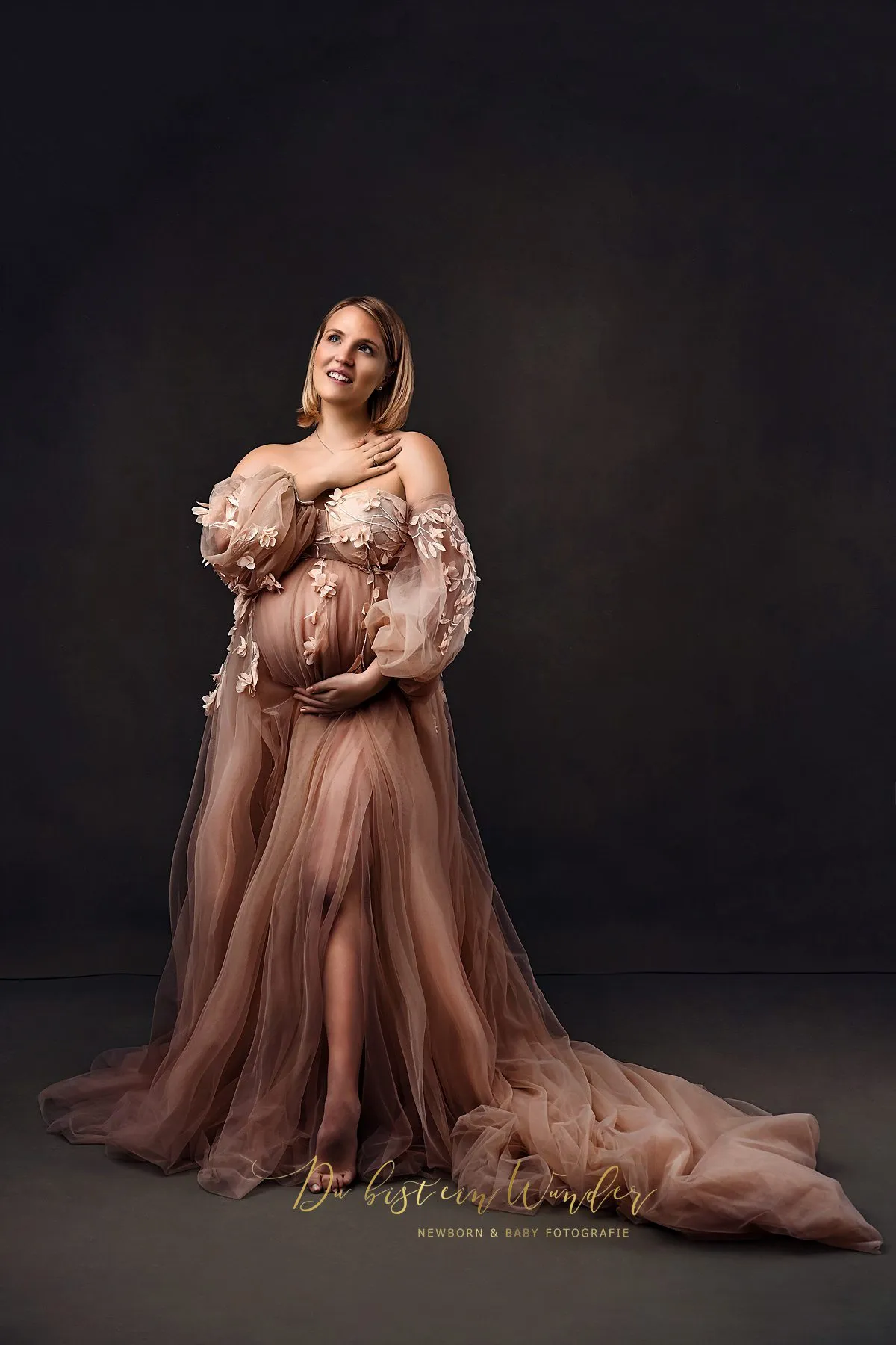 Studio-Portrait im dunkelblauen Tüllkleid mit Spitze