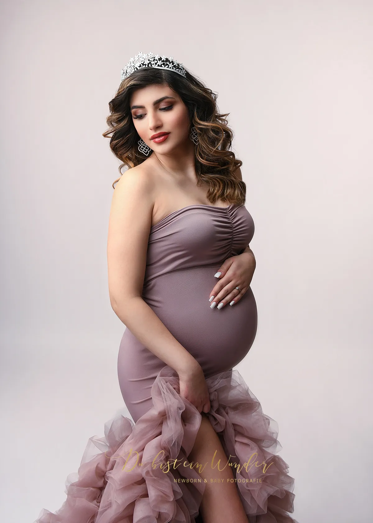 Portrait im mauvefarbenen Tüllkleid mit Krone im Studio