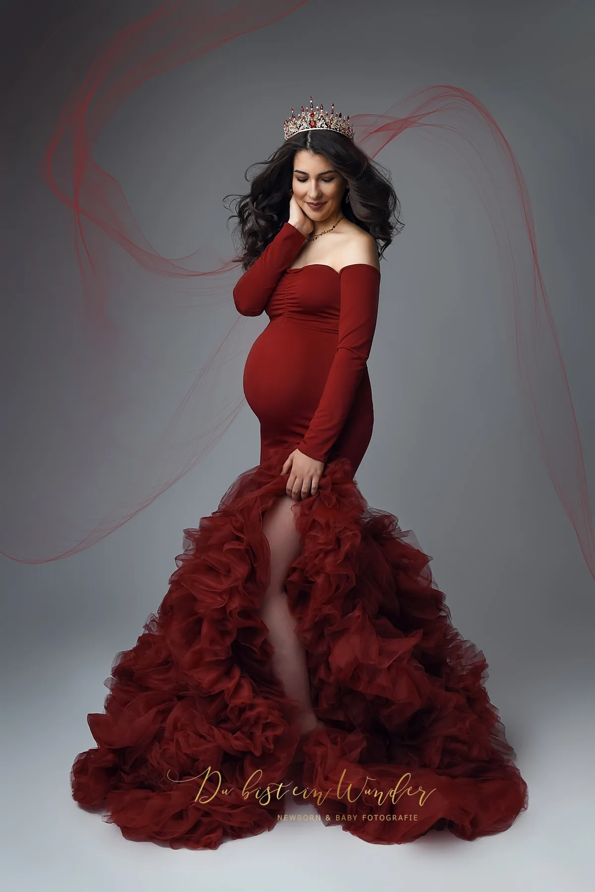 Ganzkörperaufnahme im roten Tüllkleid mit Krone und Stoffeffekt