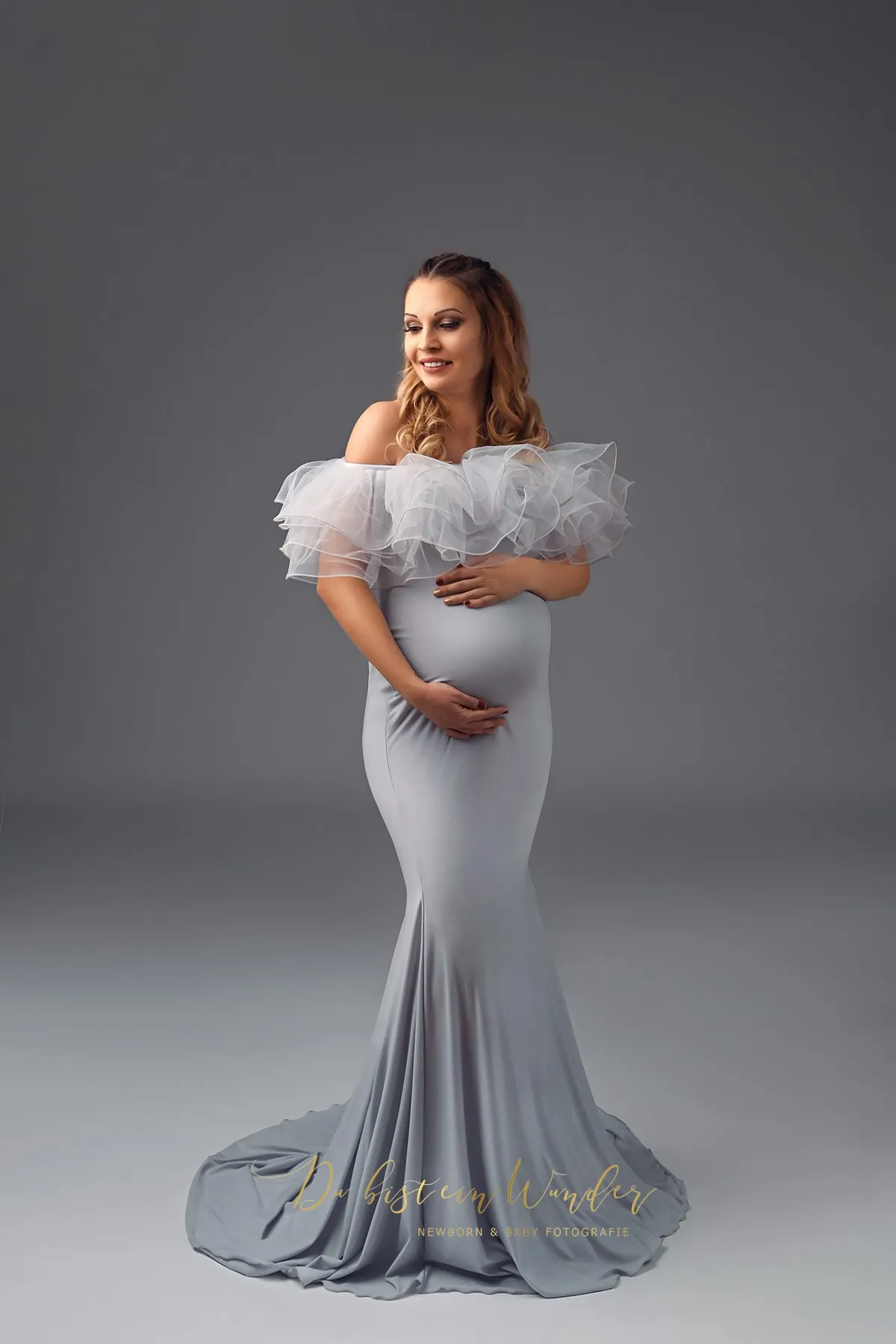 Elegantes Studio-Portrait im weinroten Tüllkleid