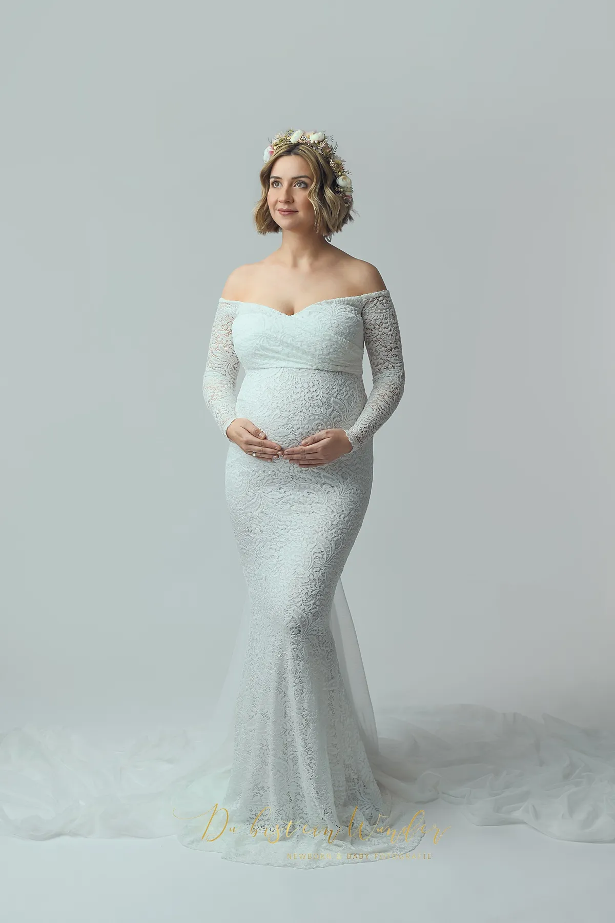 Schwangere Frau in weißem Spitzenkleid mit Blumenkranz beim Babybauch Shooting in Altdorf bei Nürnberg