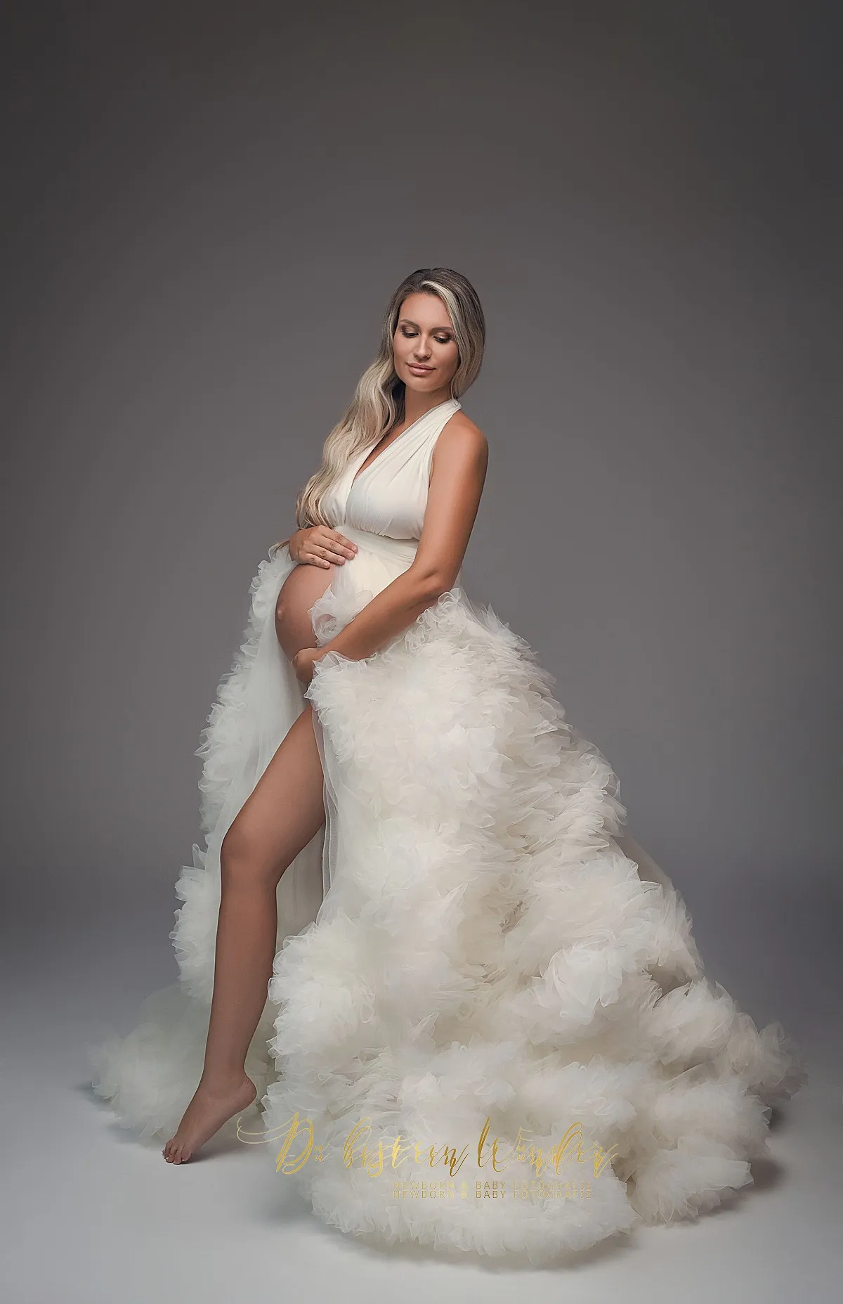 Schwangere Frau in weißem Spitzenkleid mit Blumenkranz beim Babybauch Shooting in Altdorf bei Nürnberg