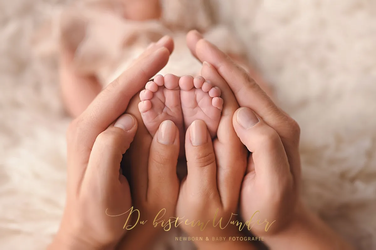 Babyfüße in Familienhänden – Newborn Fotografie Altdorf bei Nürnberg