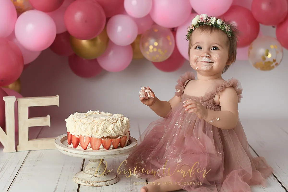 Portrait Junge beim Blau-Gold Cake Smash