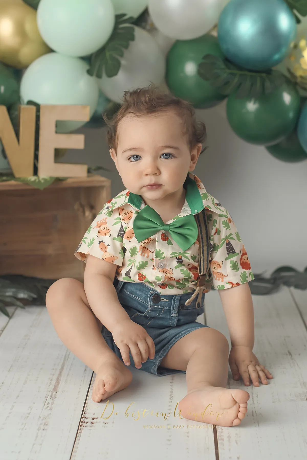 Portrait Junge beim Boho Cake Smash mit Pampasgras Dekoration