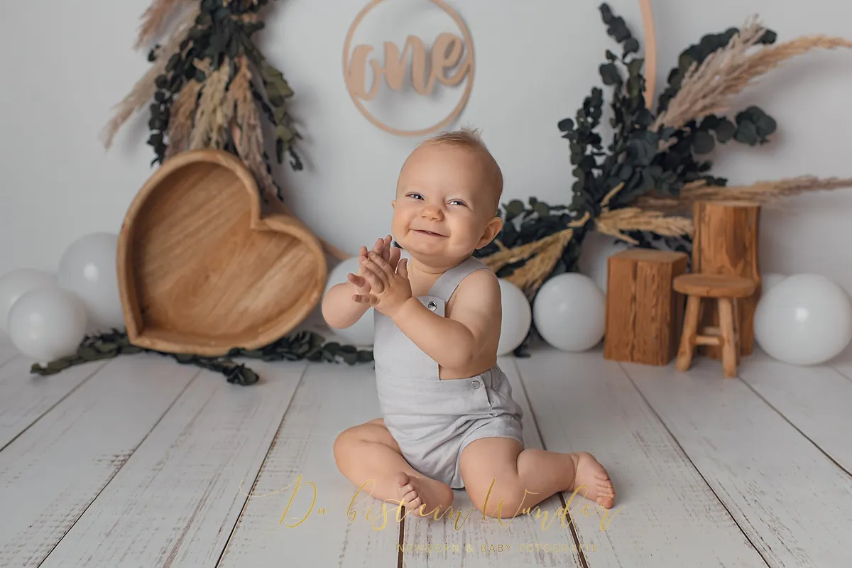 Junge schaut Torte an beim Boho Cake Smash