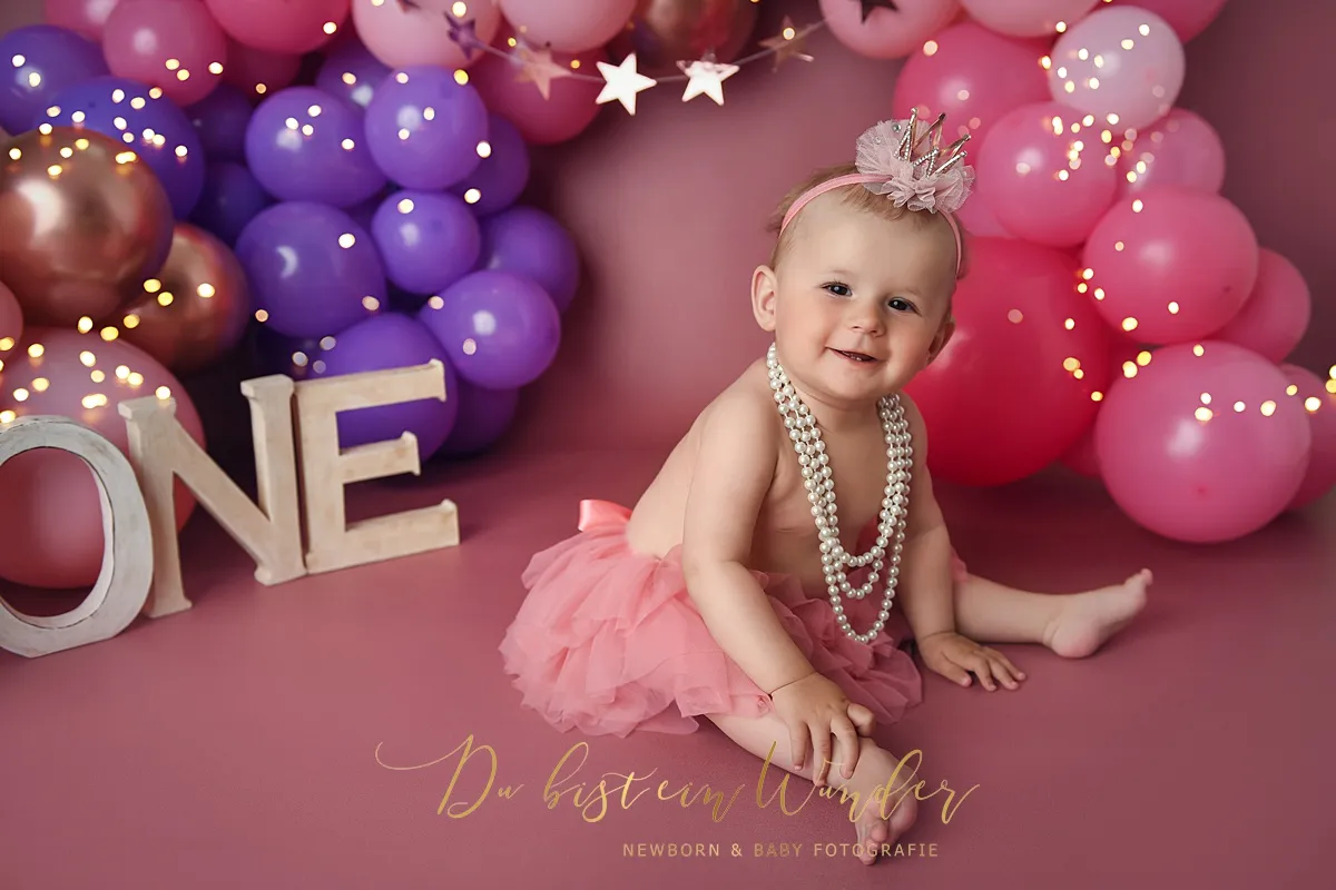 Cake Smash Shooting mit Safari-Thema, Löwe und grünen Ballons