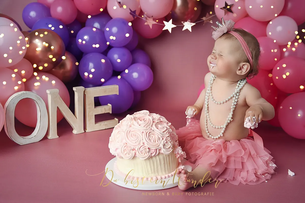 Portrait Junge mit Fliege beim Safari Cake Smash