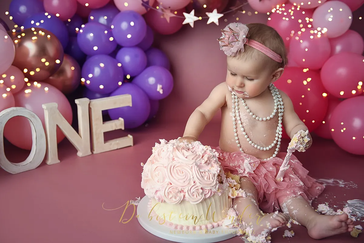 Junge greift nach Torte beim Safari Cake Smash