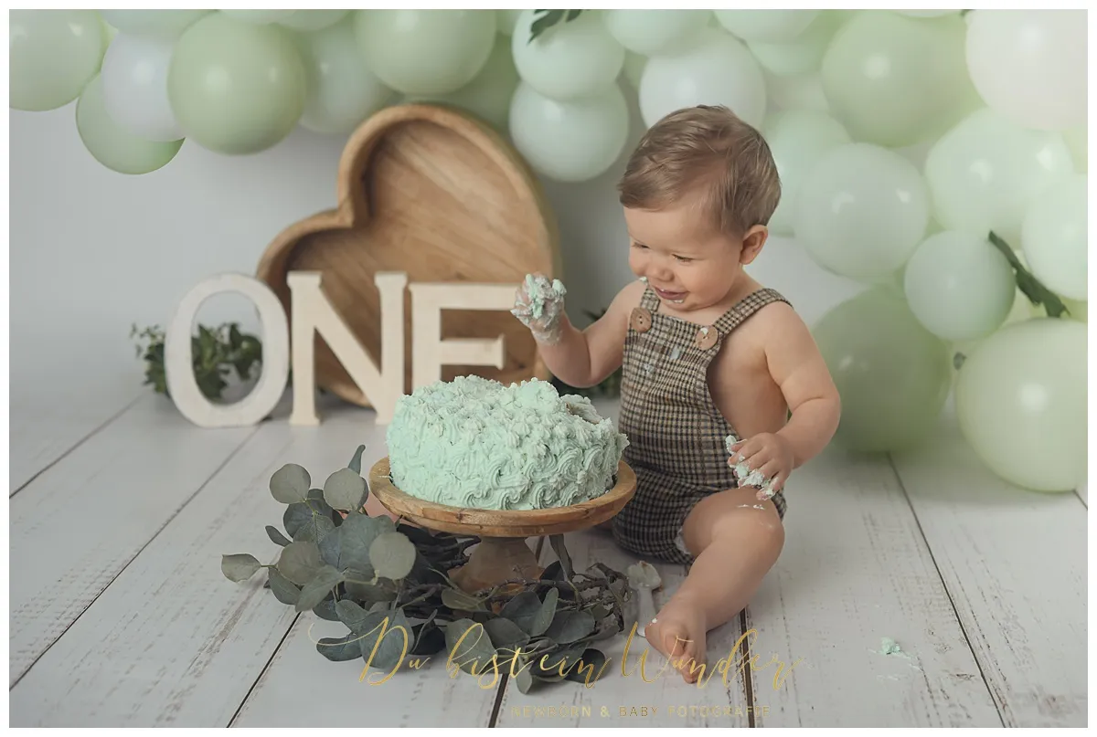 Lächelndes Mädchen in rosa Badewanne