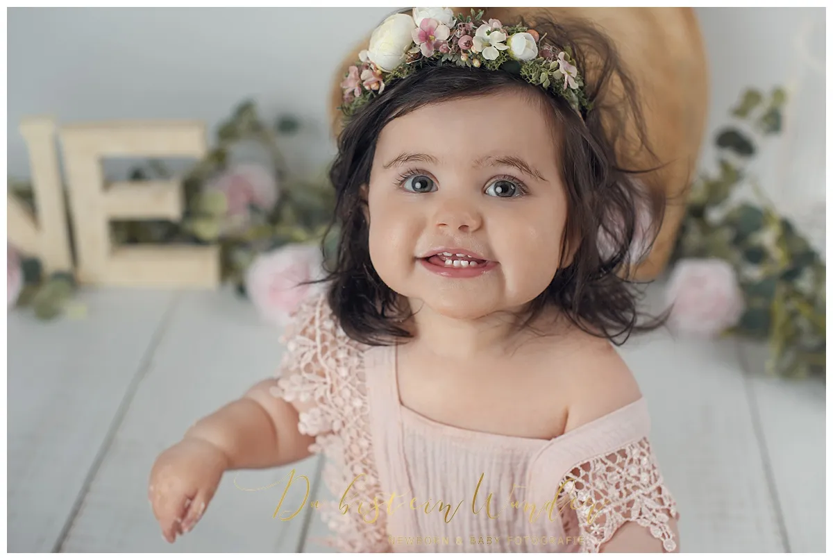 Mädchen mit Makramee Banner beim rosa Cake Smash