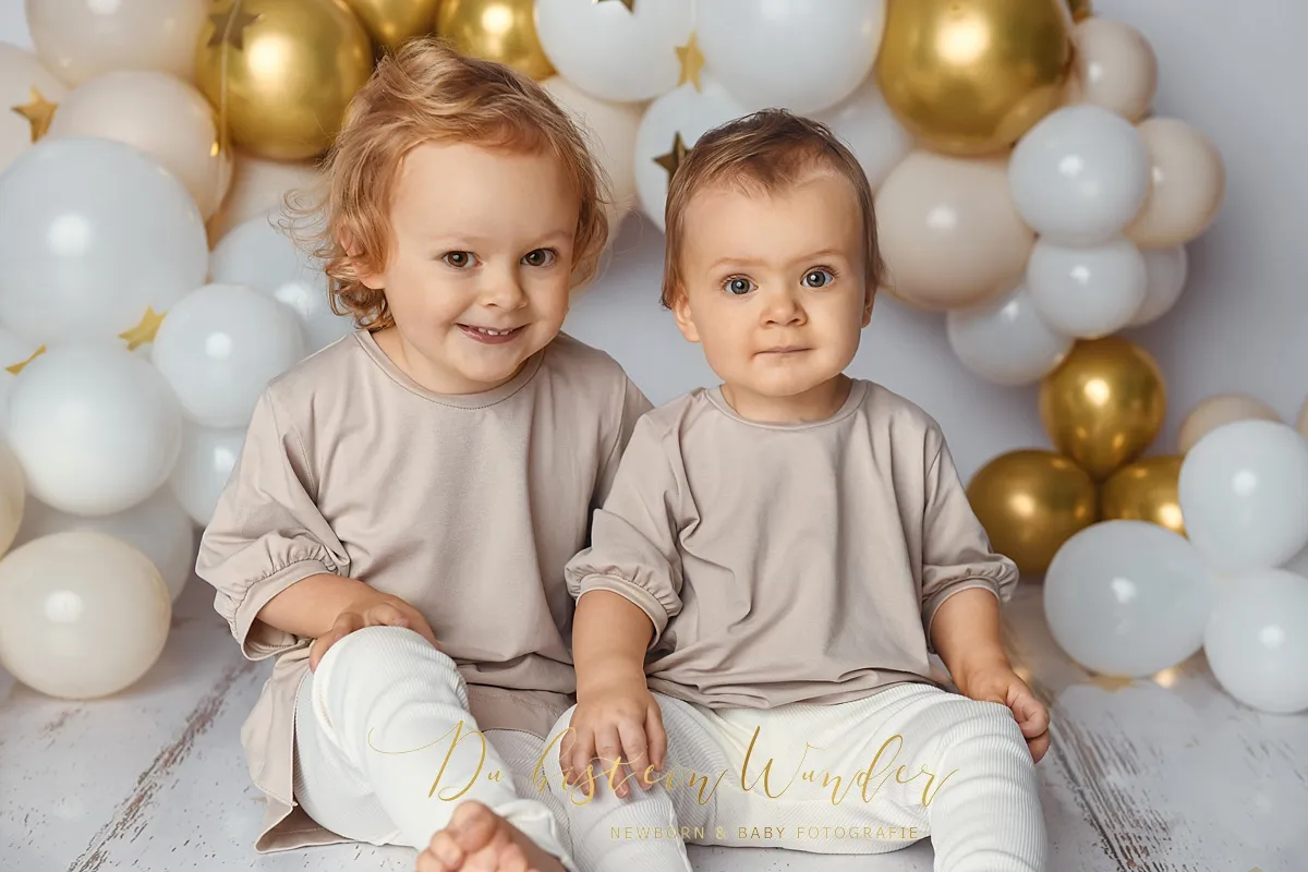 Mädchen mit rosa-weißen Ballons beim Cake Smash
