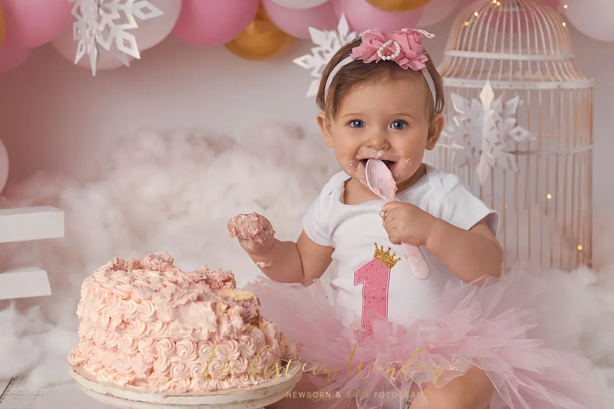 Mädchen isst Torte beim Winterwunderland Cake Smash