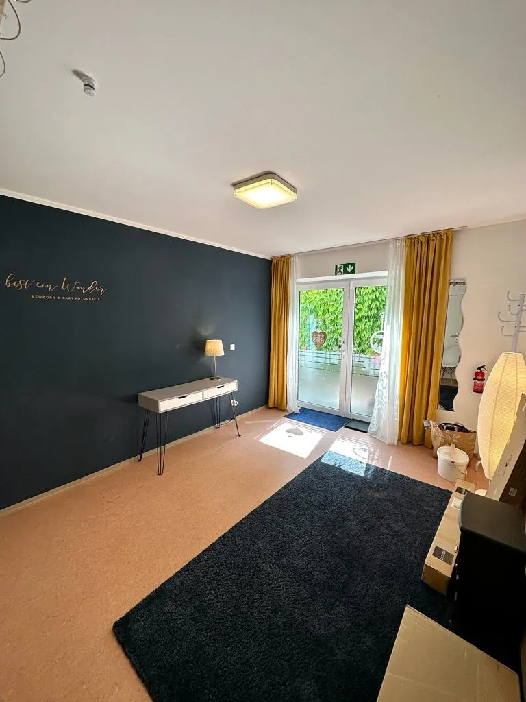 Erneuerter Eingangsbereich mit Du bist ein Wunder Logo an dunkler Wand und goldenen Vorhaengen