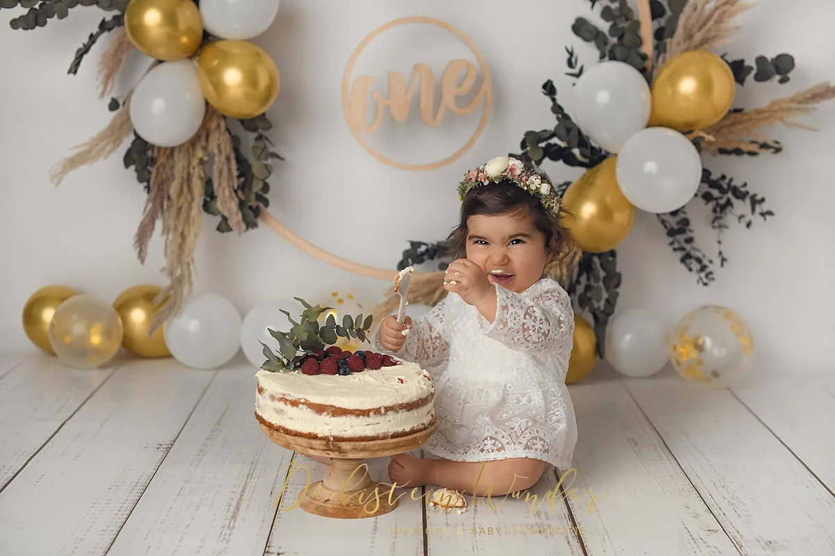 Junge mit Blau-Gold Ballons beim Geburtstagsshooting