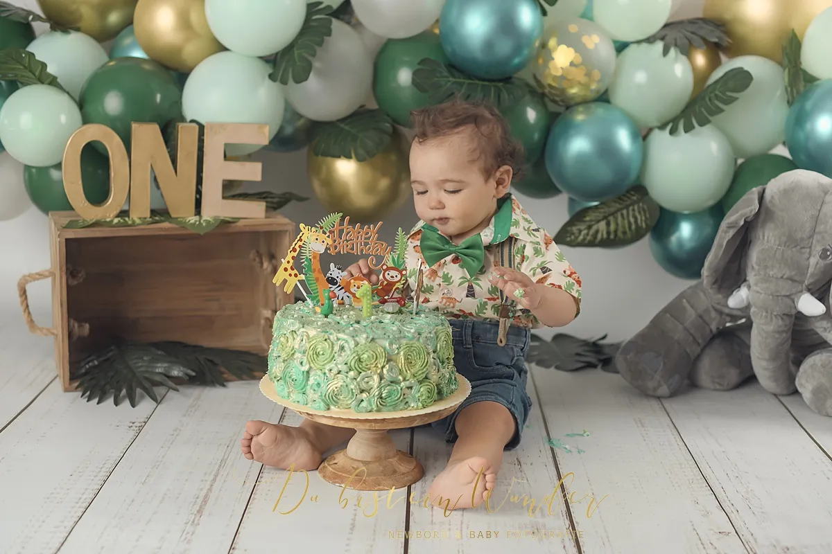 Junge mit ONE Schild beim Boho Shooting