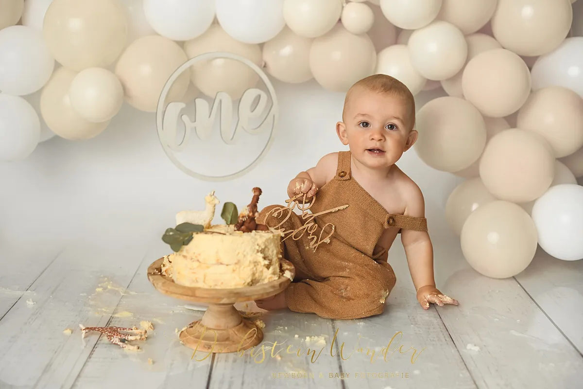 Junge mit cremiger Torte beim Boho Geburtstagsshooting