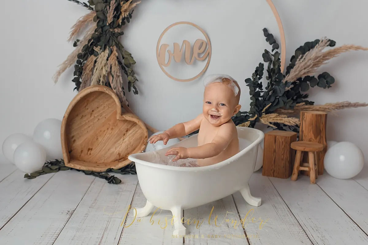 Junge greift nach Torte beim Boho Shooting