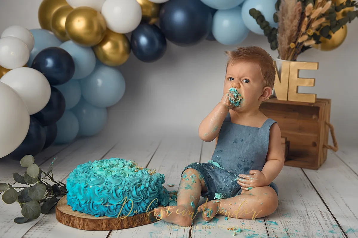 Junge mit Hosenträgern beim Safari-Thema Shooting