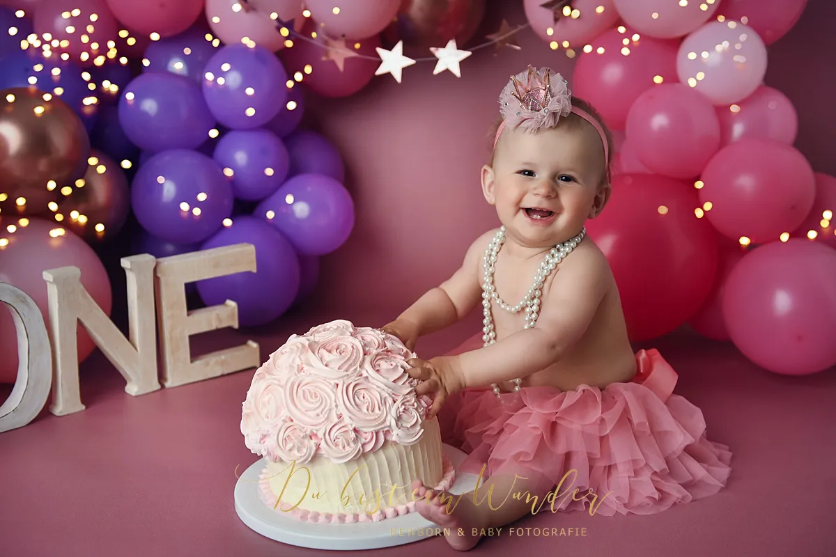 Lächelnder sitzender Junge beim Safari Shooting