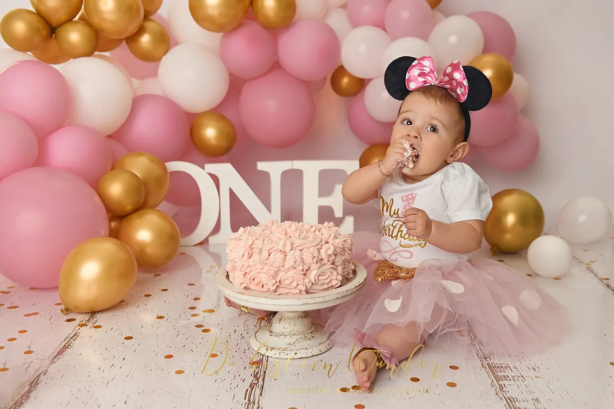 Junge mit cremiger Torte beim Safari Shooting