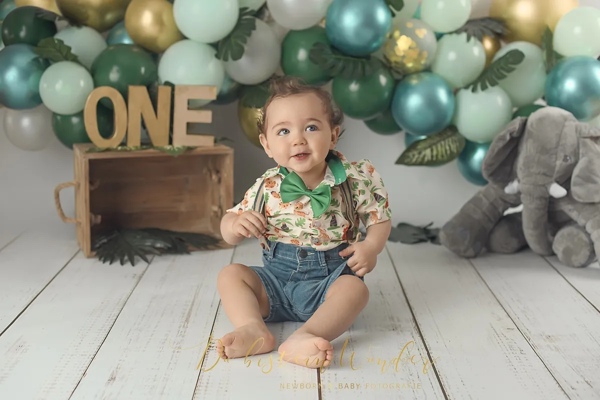 Mädchen isst rosa Torte beim Geburtstagsshooting