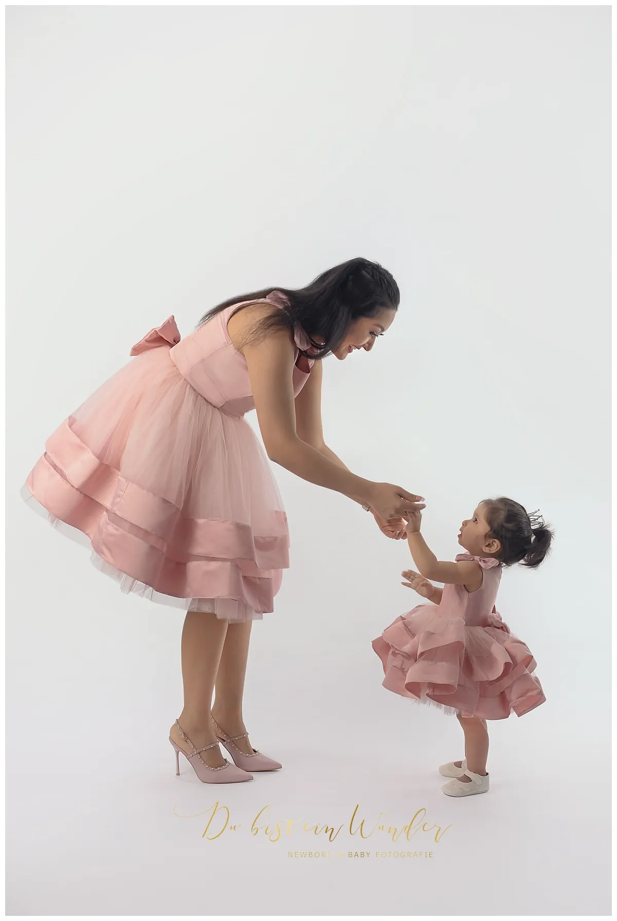 Portrait Mädchen in rosa Badewanne