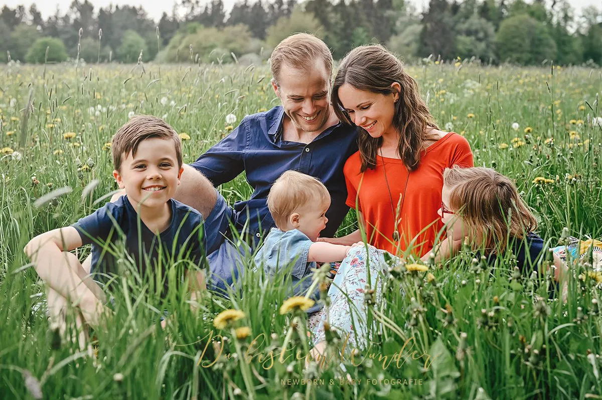 Drei Kinder spielen im Frühling