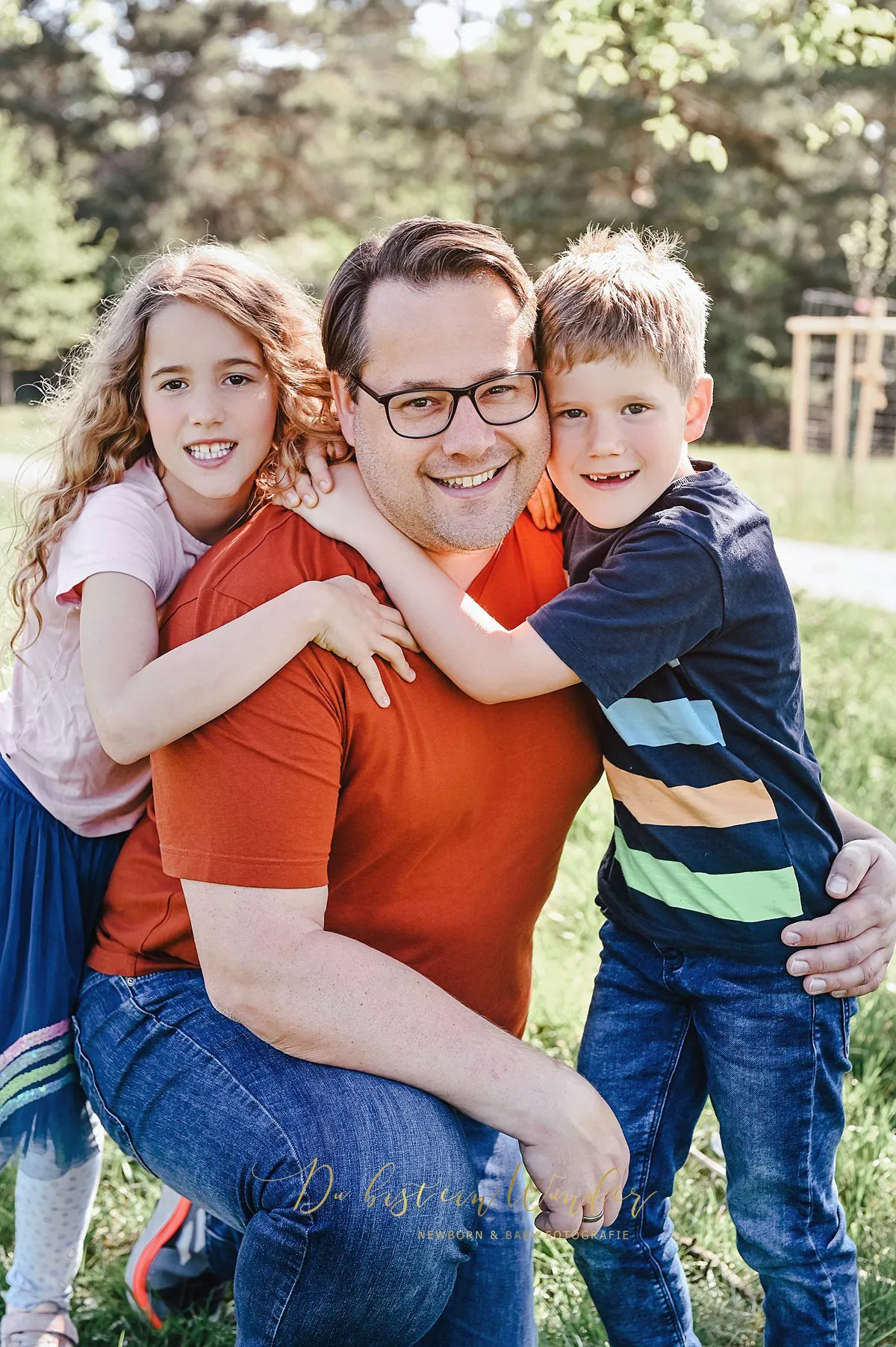 Eltern mit drei Kindern im Frühling