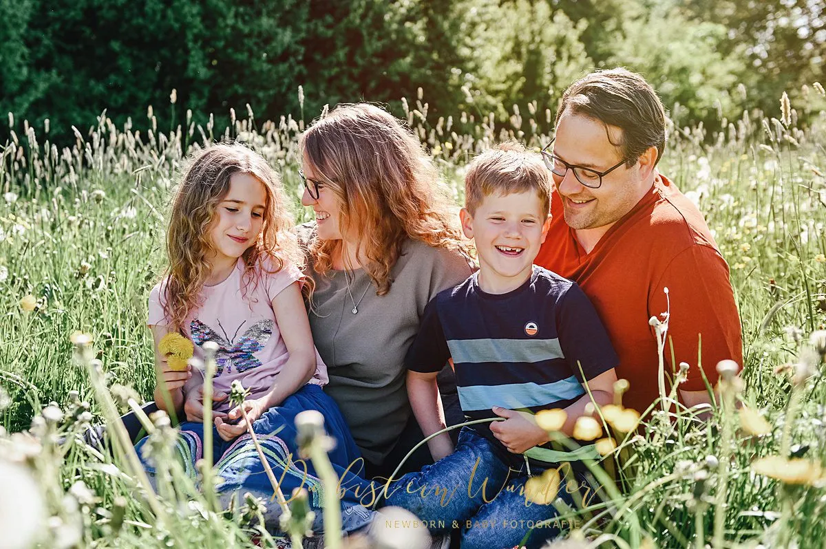 Geschwister mit Baby im Frühling