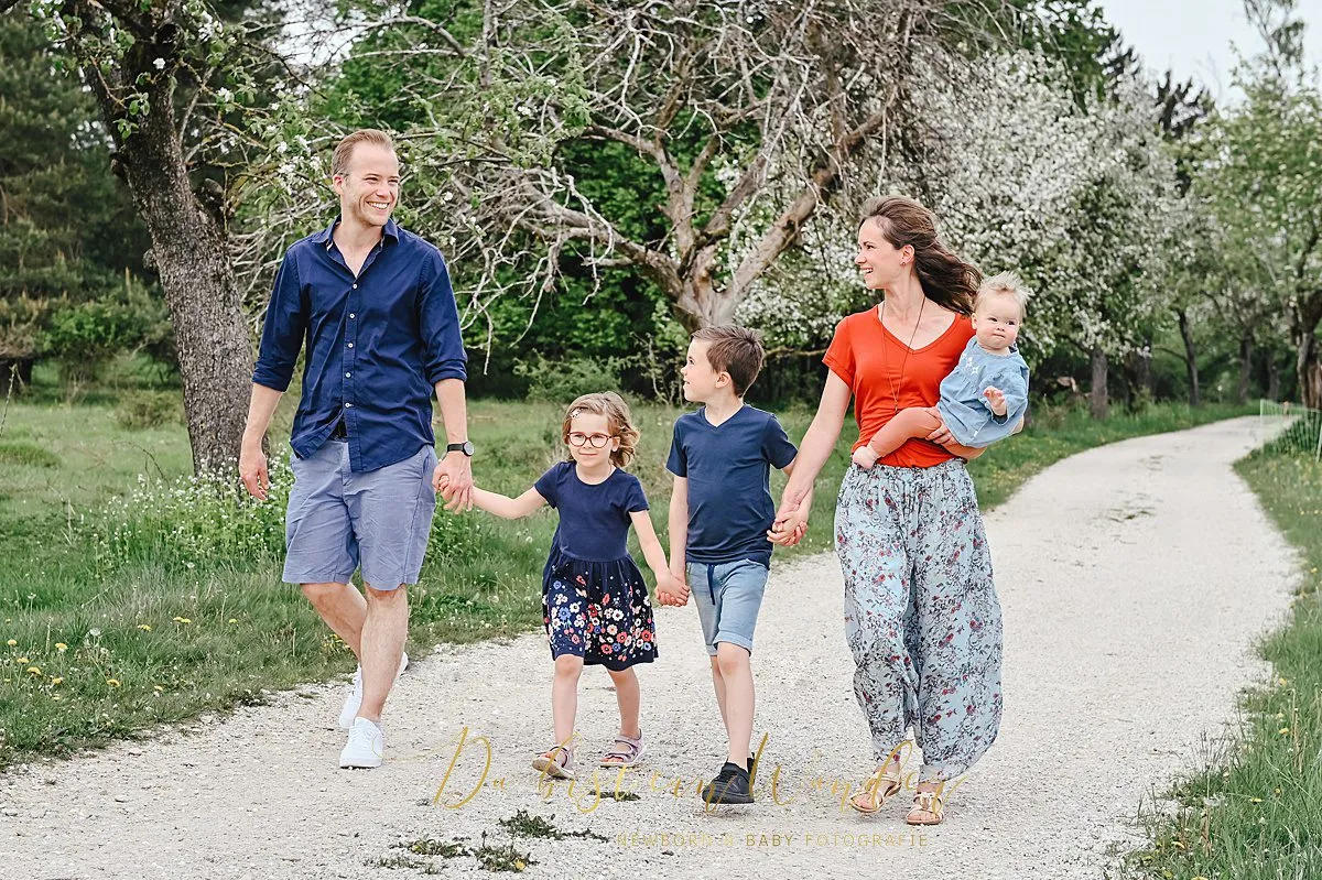 Große Familie auf einem Weg im Frühling beim Outdoor Shooting