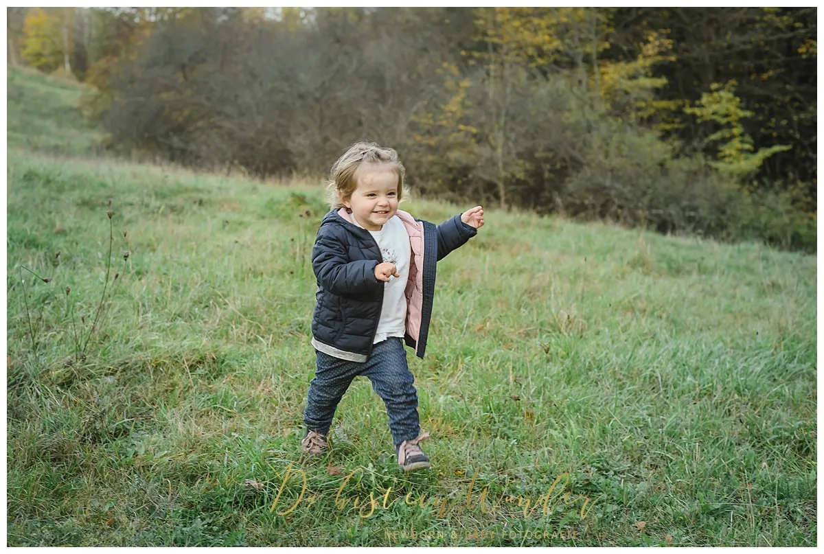 Familie auf der Wiese im Herbst
