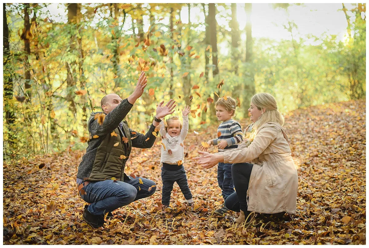 Geschwister im Herbst