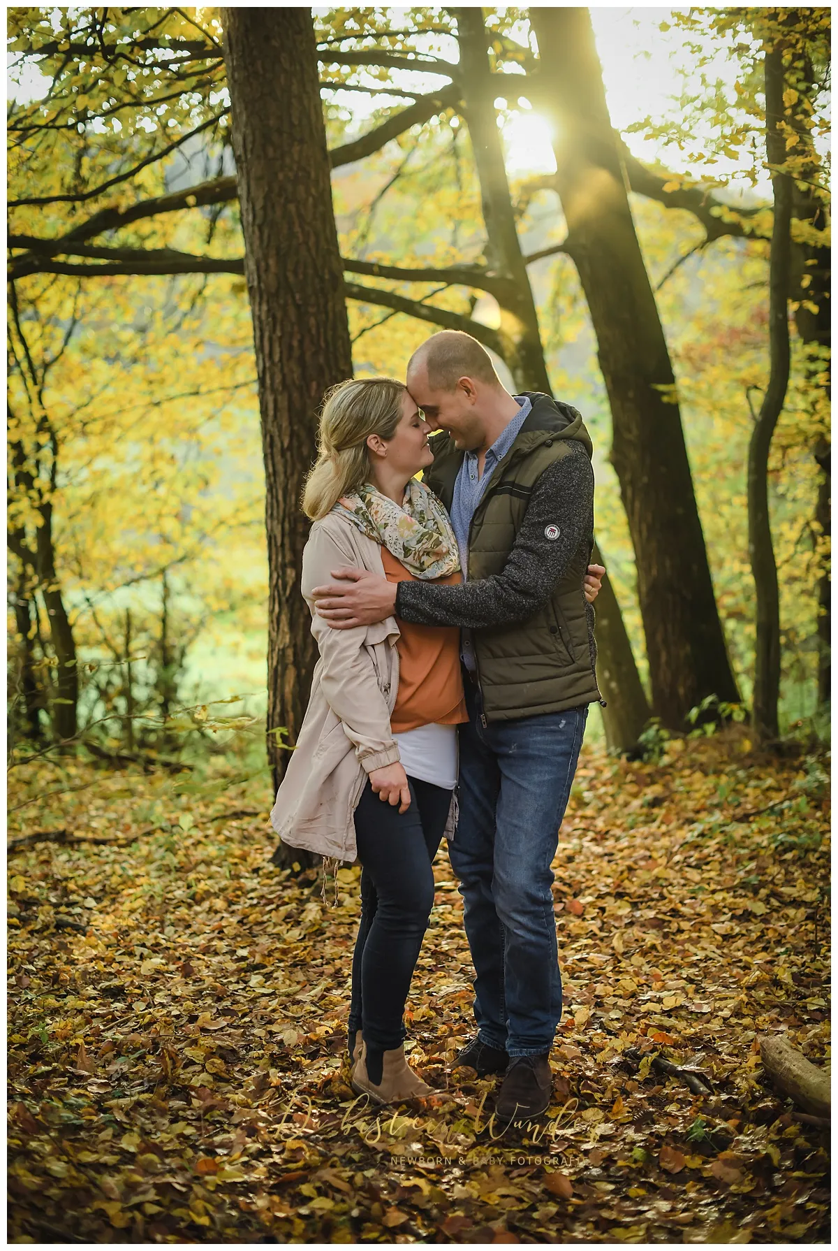 Vater mit Kind im Herbst