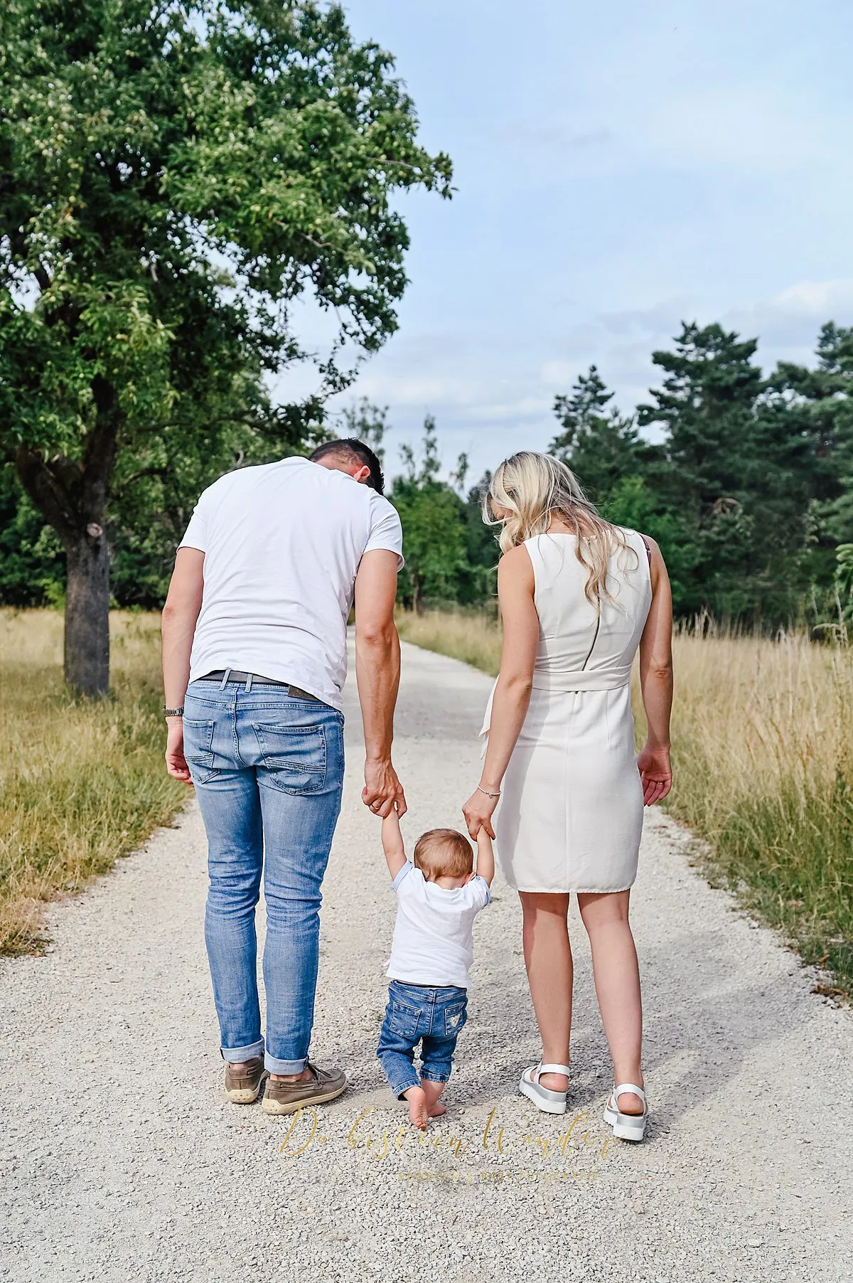 Baby im Korb in der Natur im Sommer
