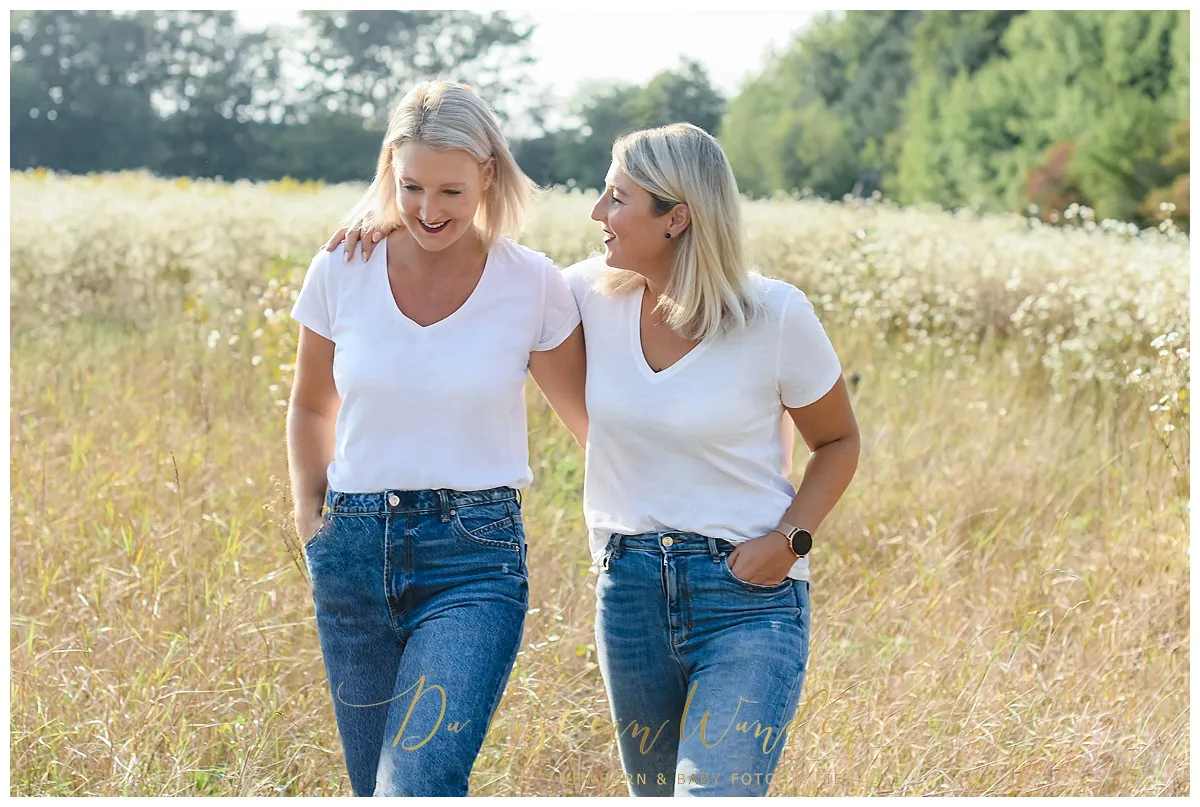 Geschwister umarmen sich im Sommer