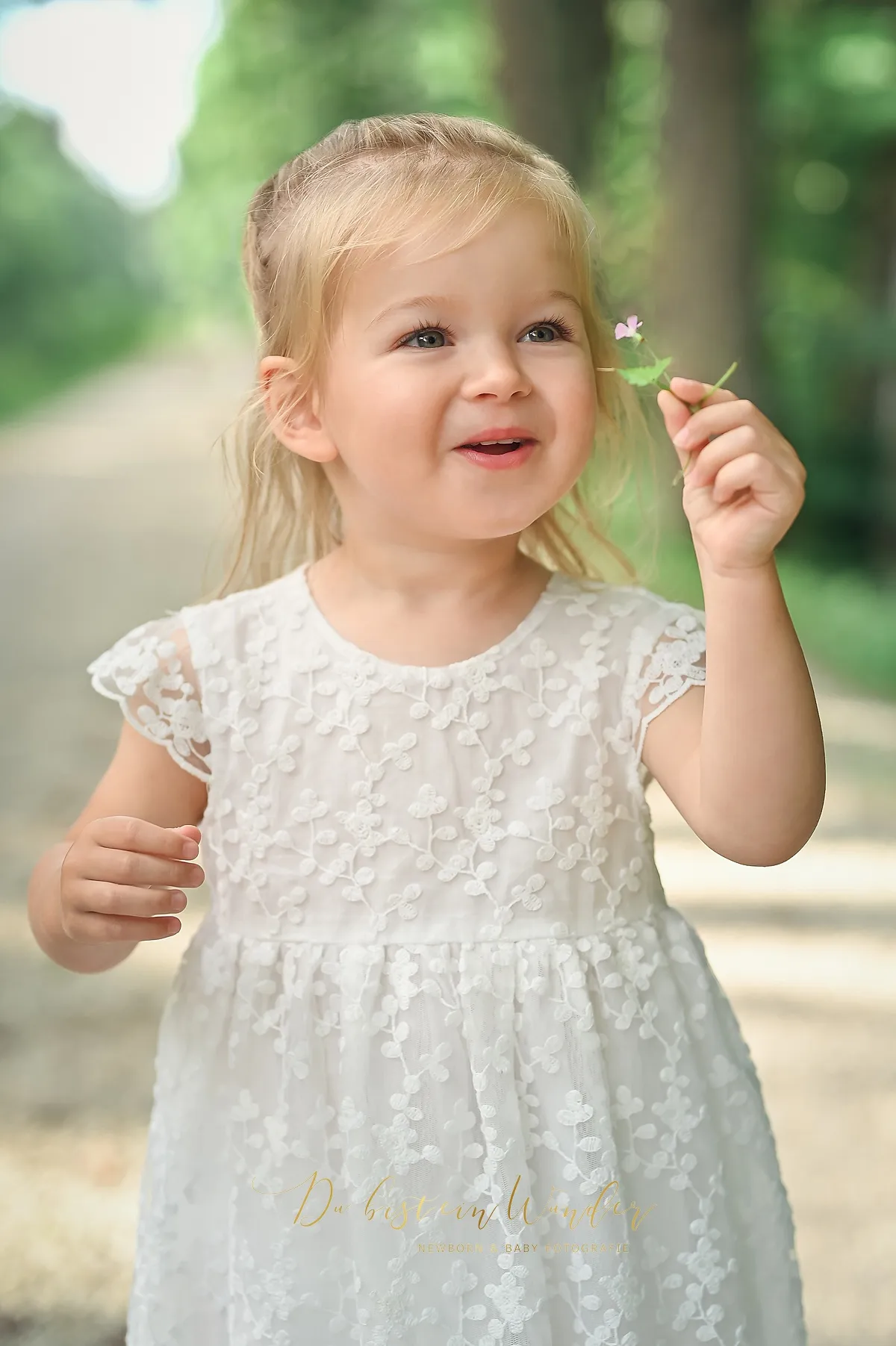 Kinderportrait im Grünen im Sommer