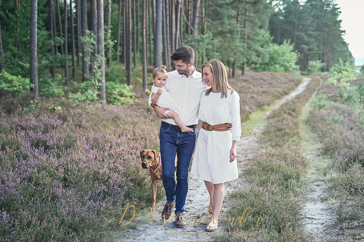 Spielendes Kleinkind im Sommer