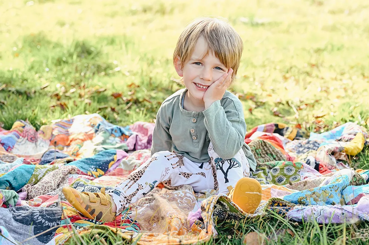 Mama und Kind Umarmung im Sommer