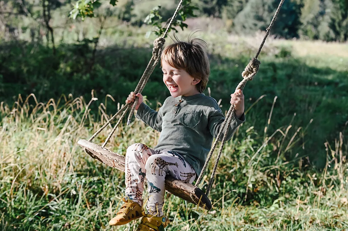 Mama und Sohn Blickkontakt im Sommer