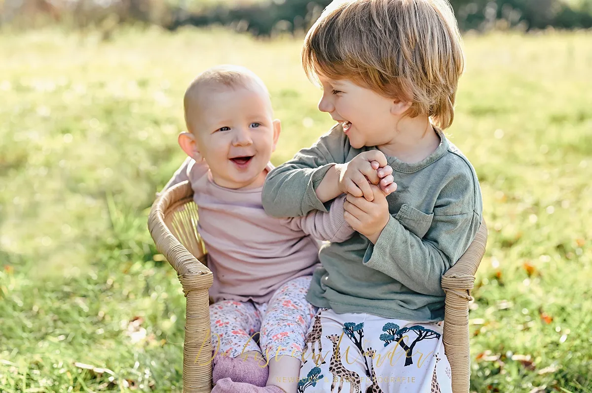 Mama und Sohn im Grünen im Sommer