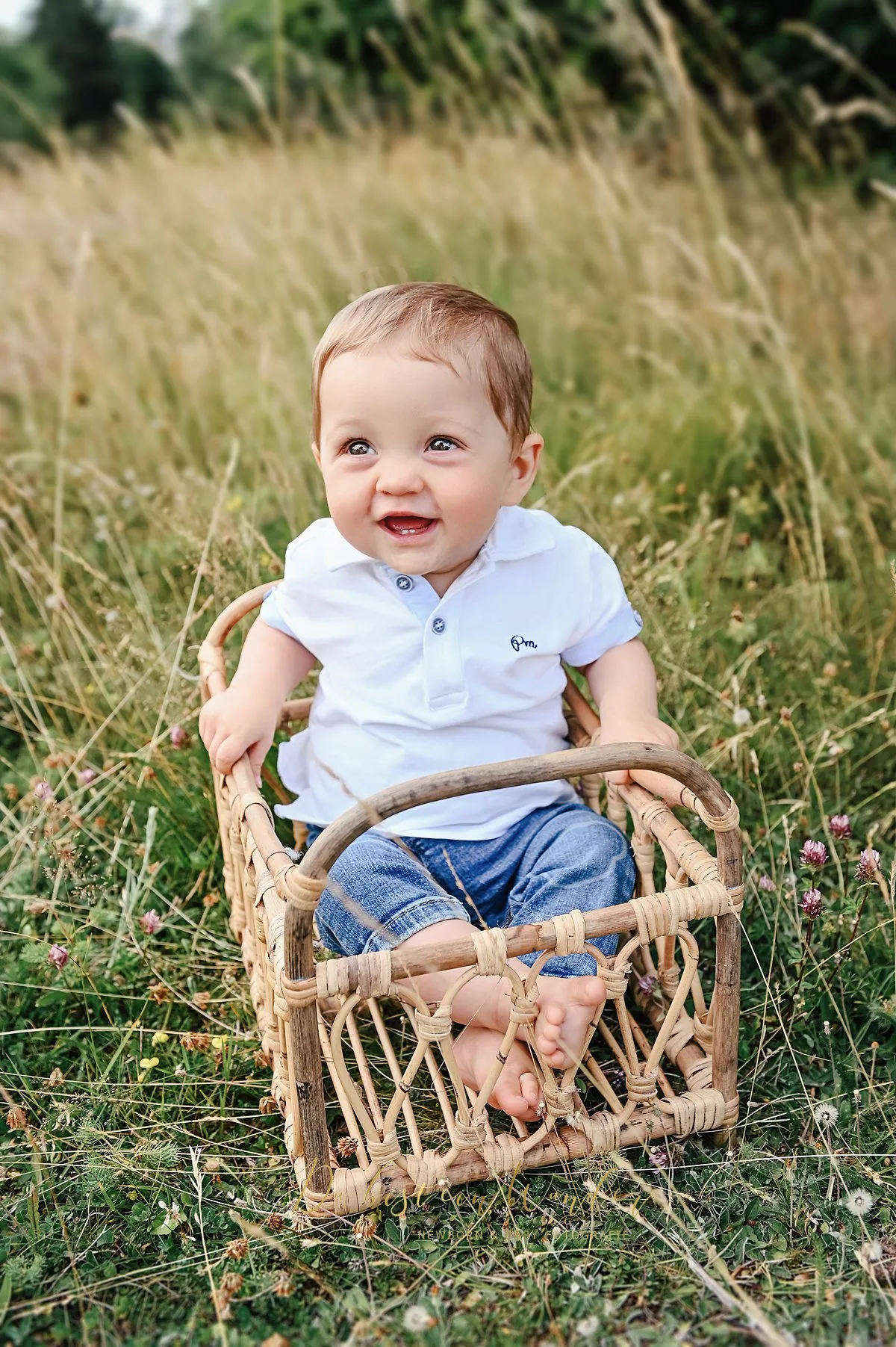 Lächelndes Baby im Korb im Frühling