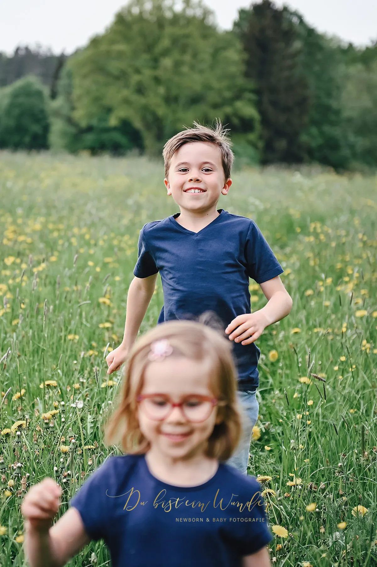 Eltern mit Baby im Frühling