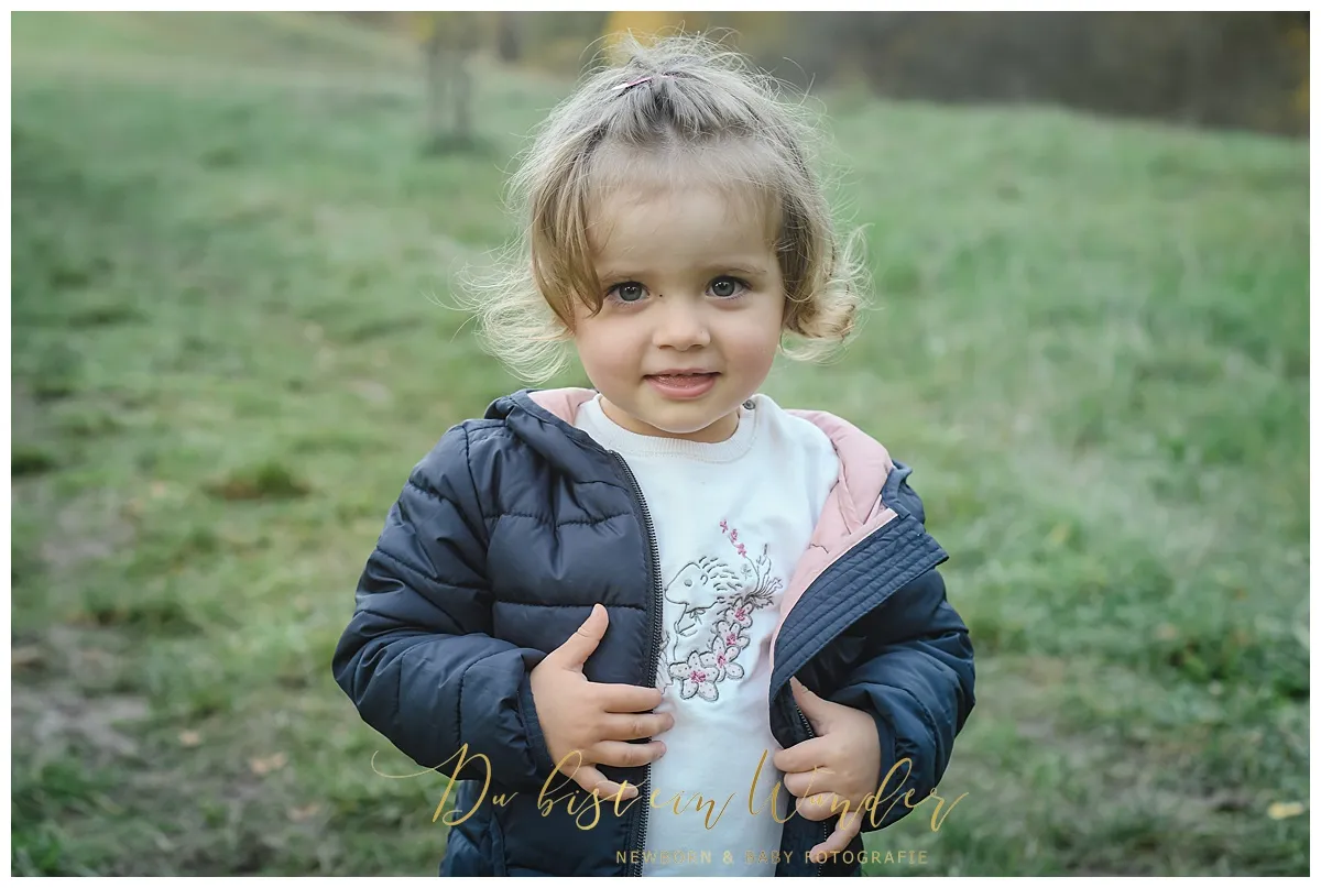 Eltern mit Kindern laufend im Herbst