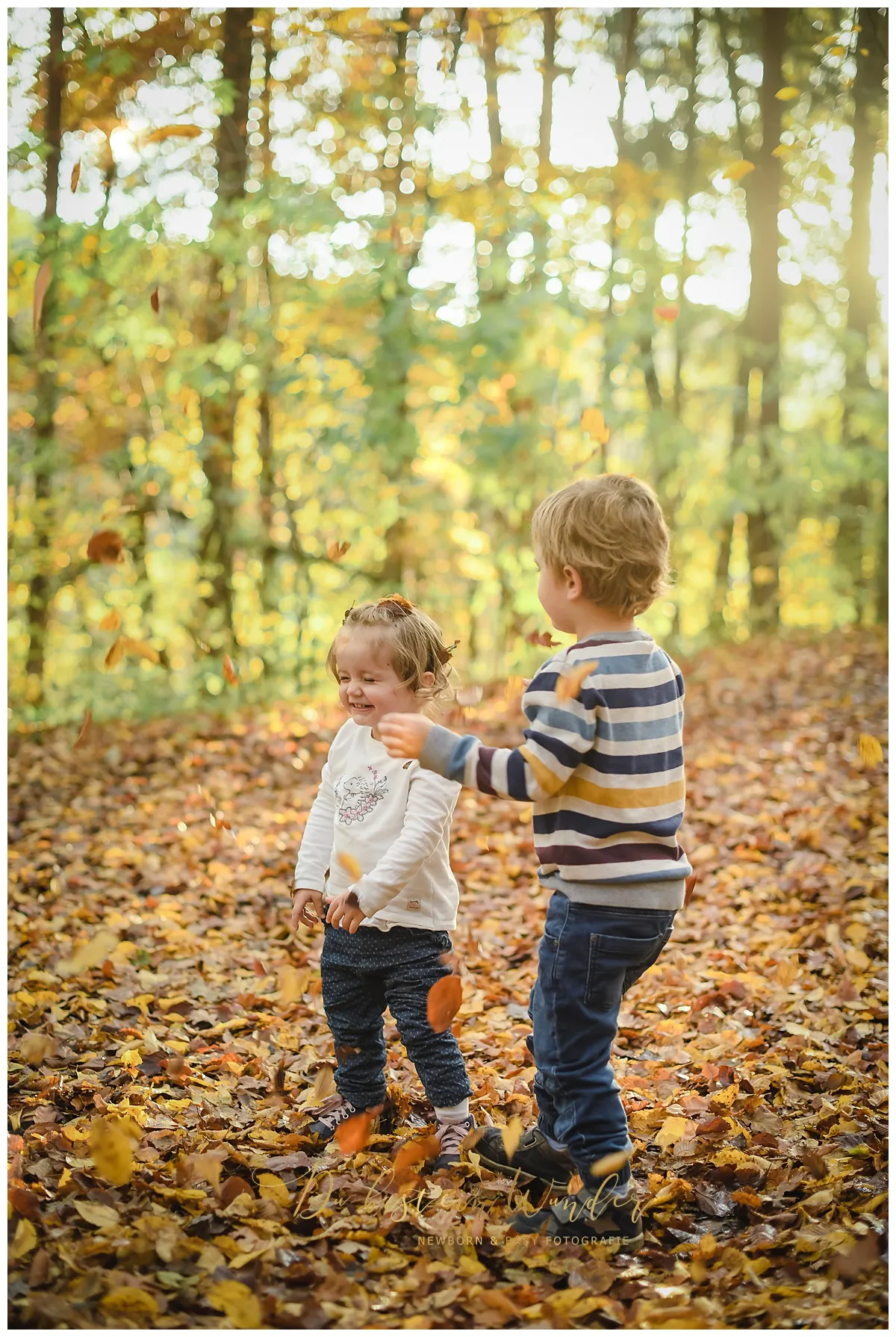 Familie in Umarmung im Herbst