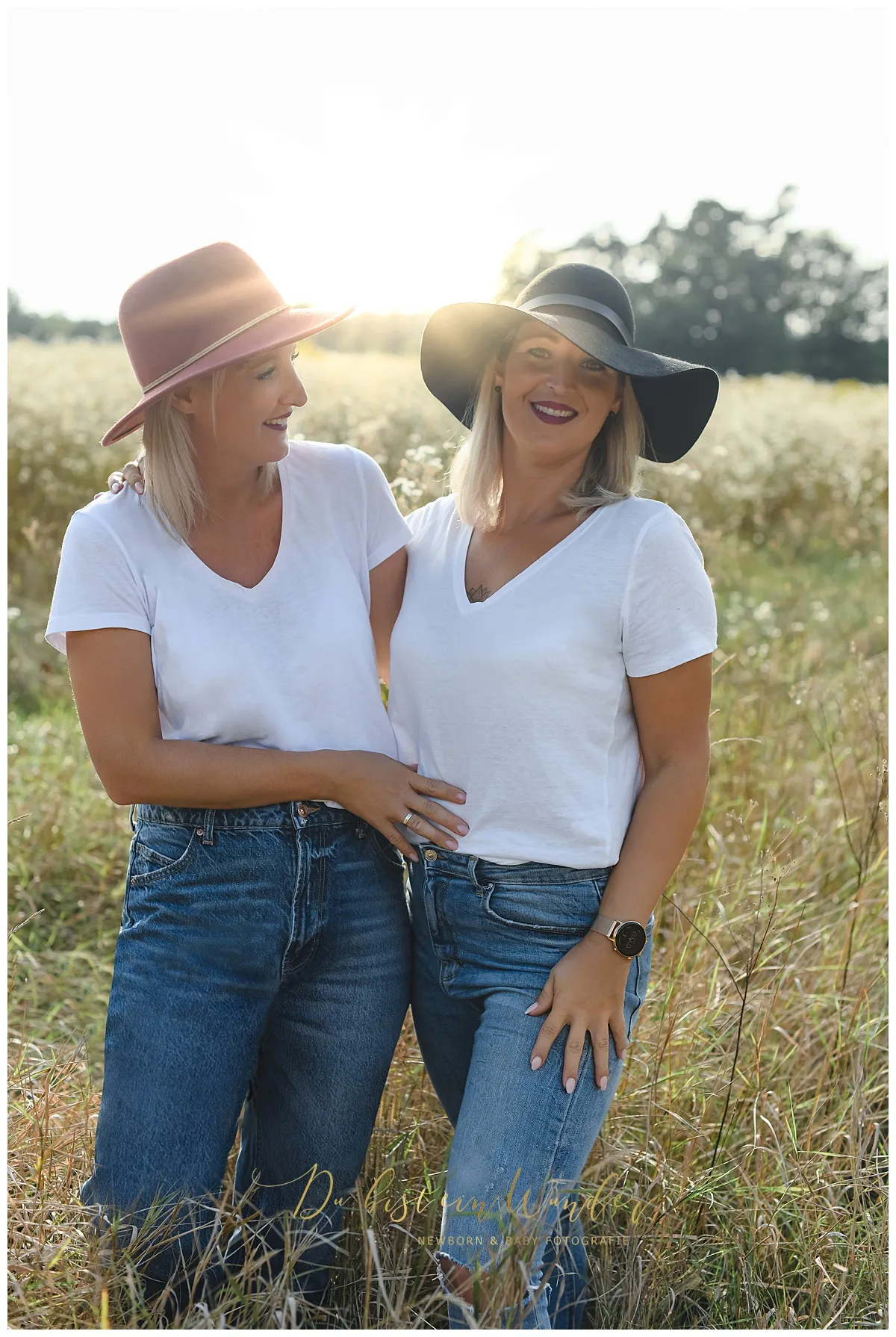 Geschwister im Grünen im Sommer